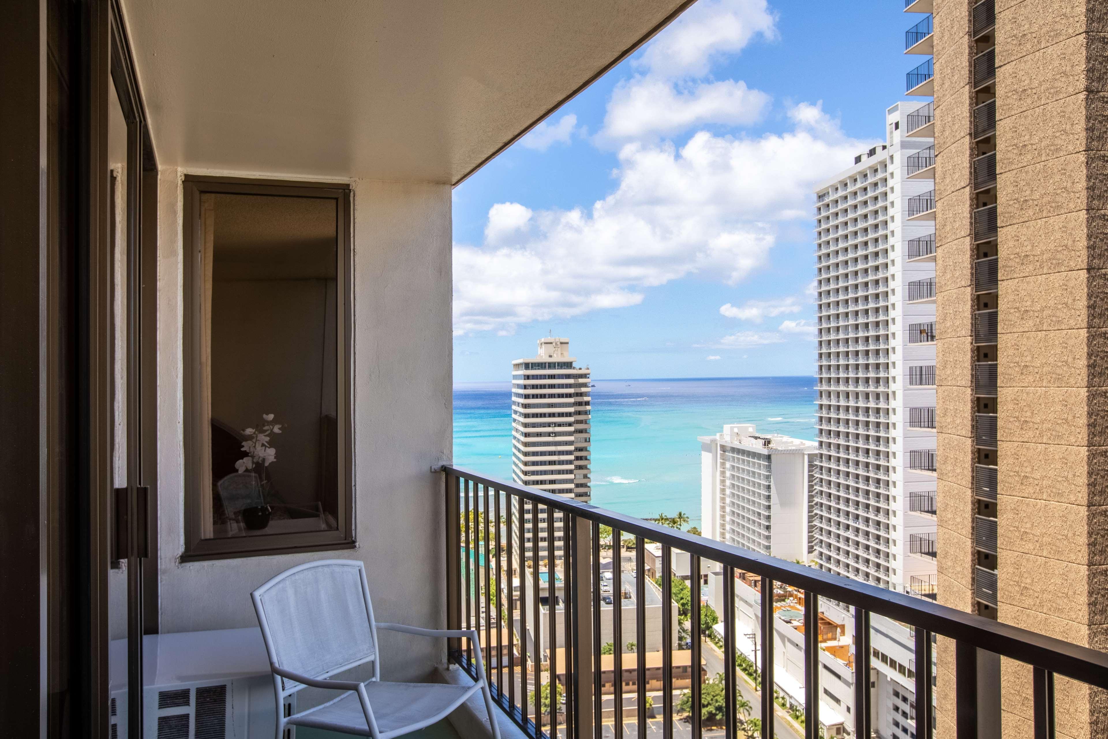 Апарт готель Aston At The Waikiki Banyan Гонолулу Екстер'єр фото