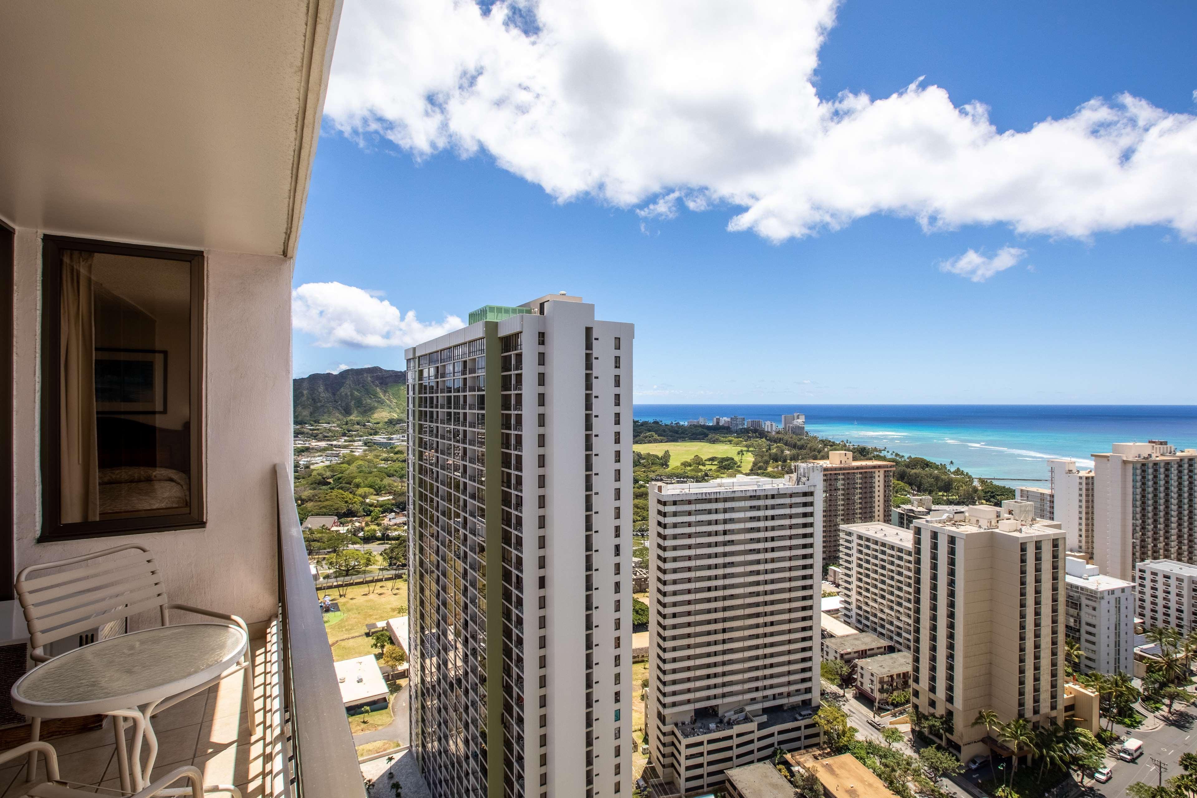 Апарт готель Aston At The Waikiki Banyan Гонолулу Екстер'єр фото
