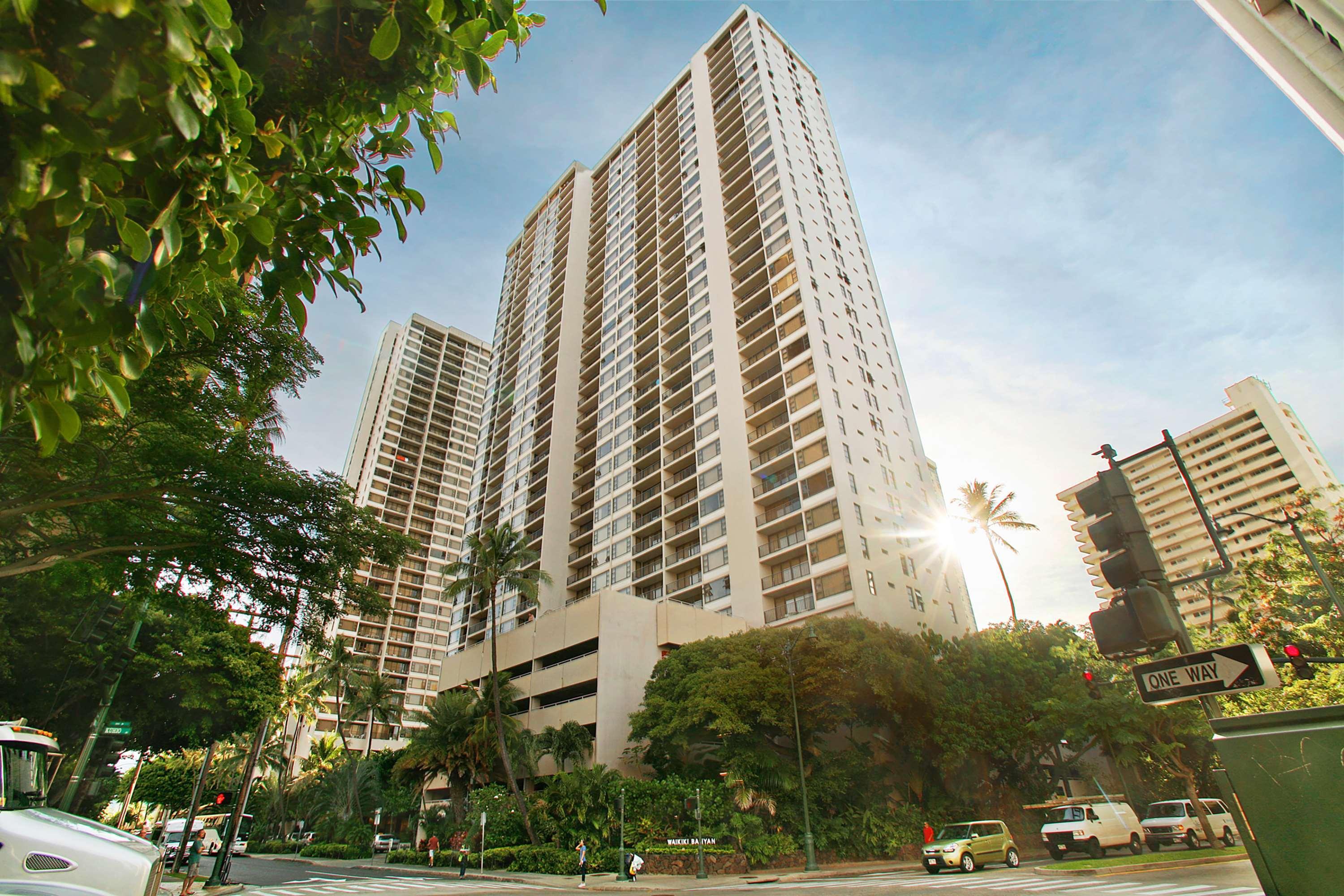 Апарт готель Aston At The Waikiki Banyan Гонолулу Екстер'єр фото
